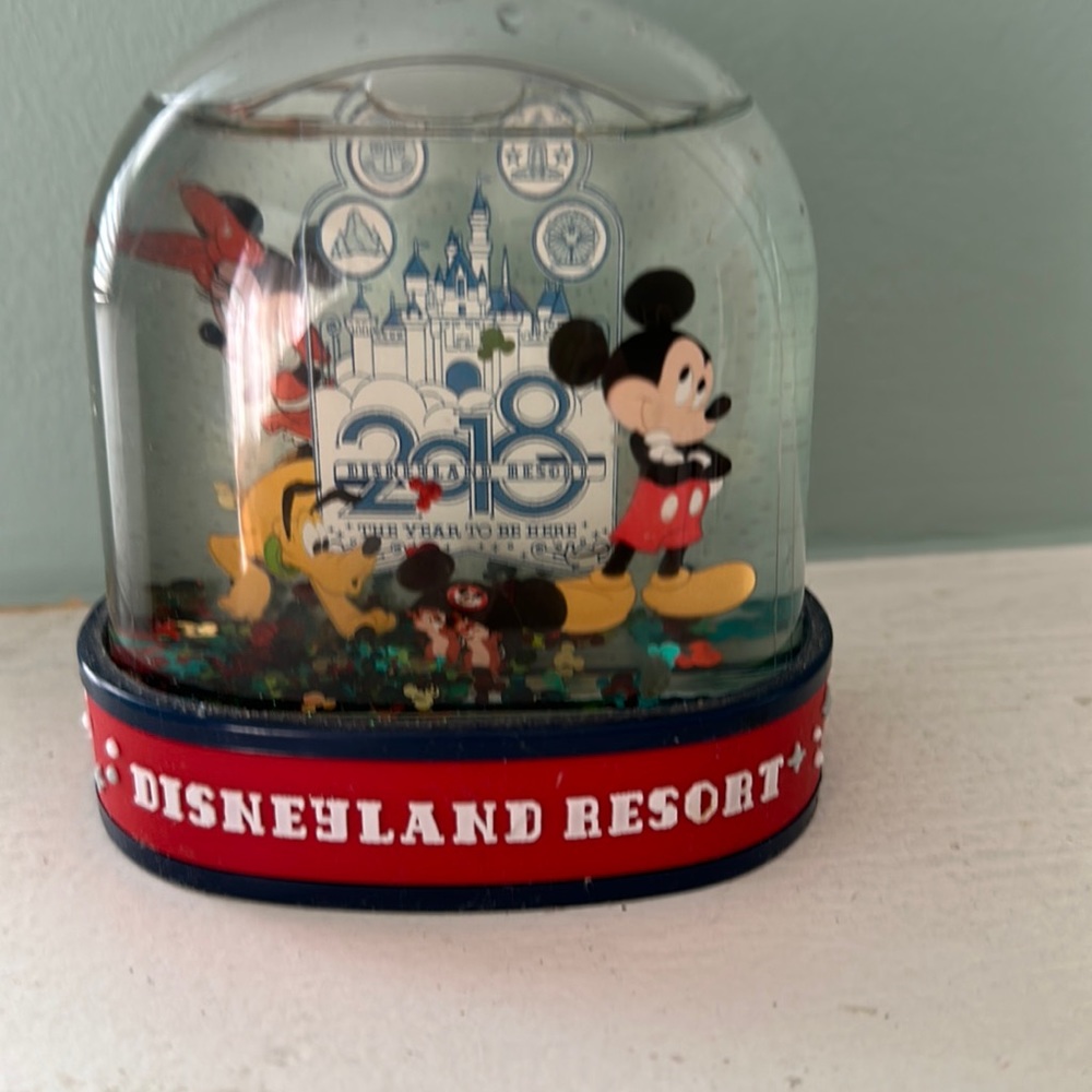 Disneyland resort, 2018 snow globe Mickey Pluto, and Minnie Mickey Disney